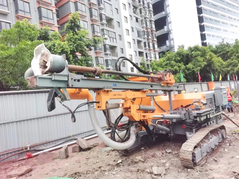 履带式潜孔钻车